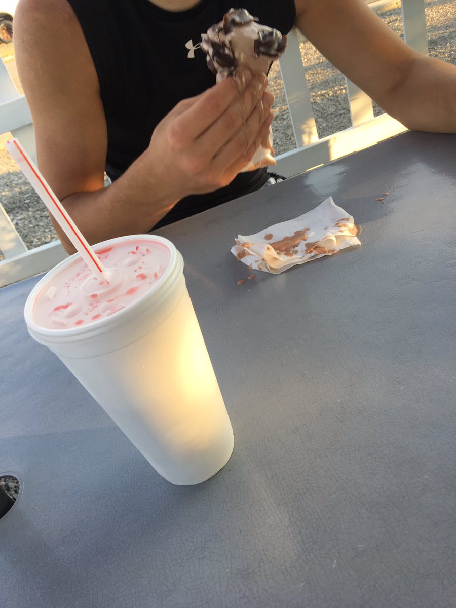 RealWhiteMambas's tweet photo. Step 2 of skippy grind #bulking!!! Step 3 power lifting: still to come https://t.co/yj76B11Cd3