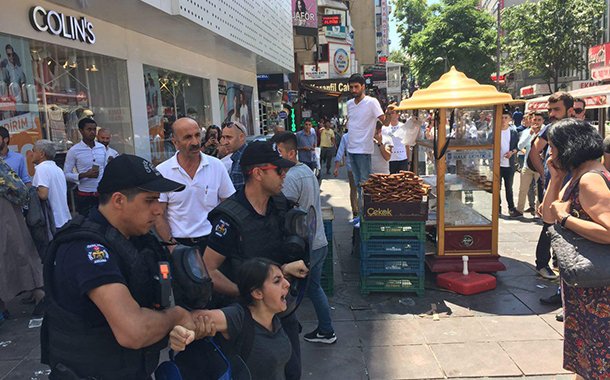 sendika_org's tweet photo. Ankara'da "Nuriye ve Semih Yaşasın" eylemine polis saldırısı: 61 gözaltı https://t.co/FzAAS3diBk https://t.co/UsUtFVuw7Z