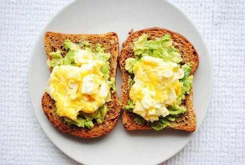 FitnInspiration's tweet photo. Egg and avocado on toast 😍 https://t.co/IziBwClwVg