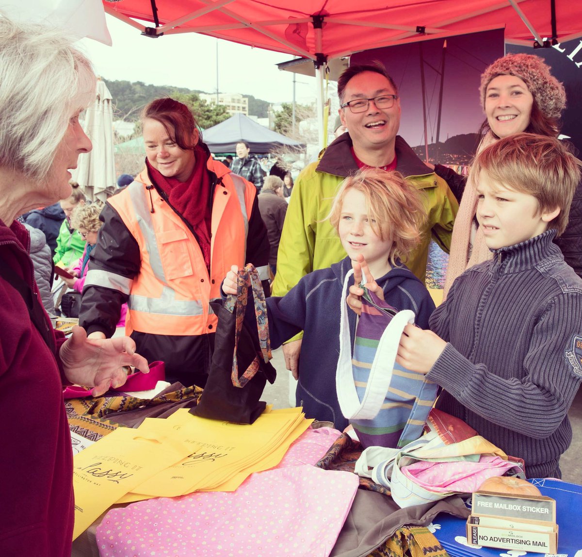 Plastic bag free champions Zack &amp; Levi were at the Sun market offering free reusable bags with Councillor David Lee and <a href="/BoomerangBagsNZ/">BoomerangBagsNZ</a>