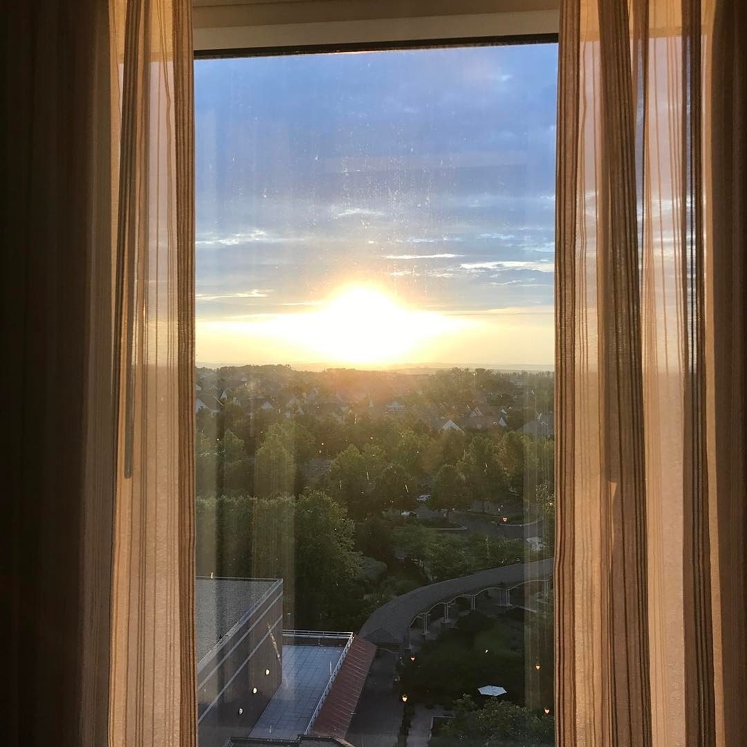LansdowneResort's tweet photo. Breathtaking sunsets from the comfort of your own room! 🌄 #viewwitharoom #lansdownelife https://t.co/vEcXVx6t1Y