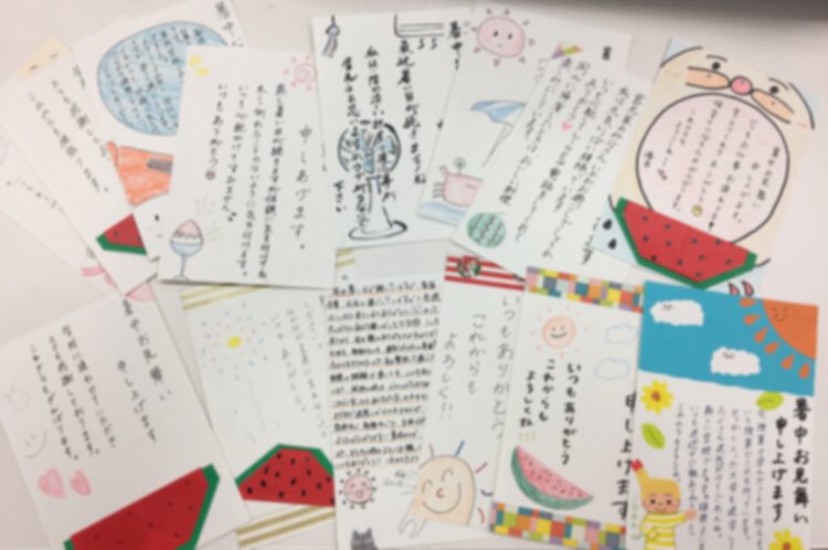 公式 広島医療秘書こども専門学校 夏休みスタート こども総合学科の一年生で暑中見舞い を書きました 折り紙やペン字の授業で学んだことを生かして 素敵なはがきできあがりました 家族への感謝の気持ちがこもった暑中見舞い 家族のみなさんに