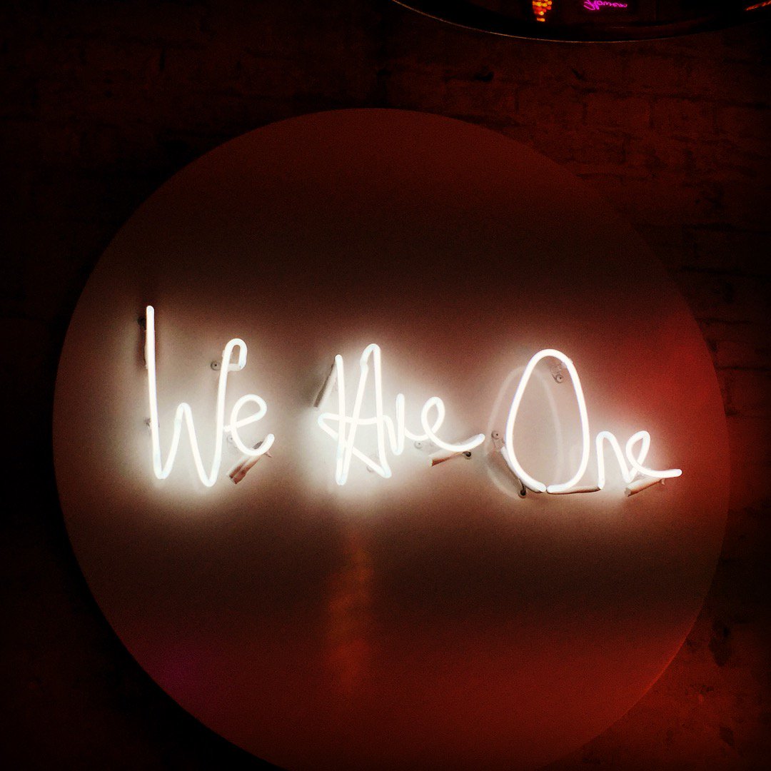 Arsene__Knows's tweet photo. I'm a sucker for neon signs...so brunch at #lightsofsoho was a treat today! https://t.co/qdlYZwQUtx