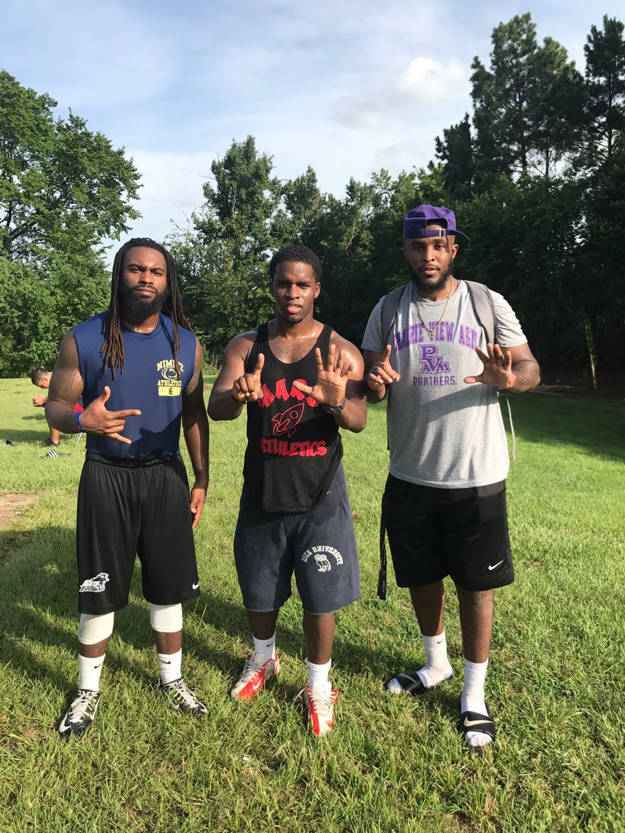 CoachFrost12's tweet photo. Always good giving back to some young athletes tryna make it. S/O to @mars_elite and @AllEyesOn_24 #WhatUp6 🏈 https://t.co/yJfdCGUuNR