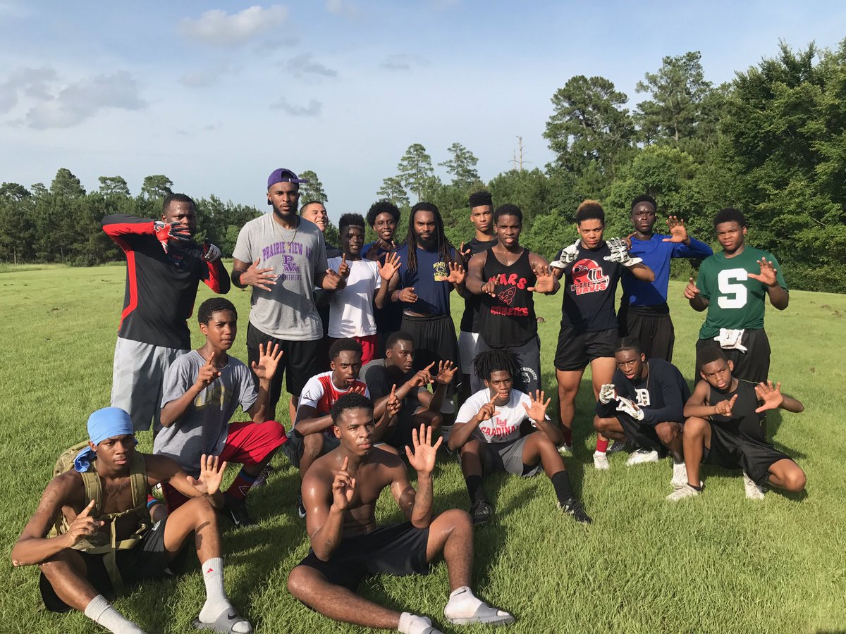 CoachFrost12's tweet photo. Always good giving back to some young athletes tryna make it. S/O to @mars_elite and @AllEyesOn_24 #WhatUp6 🏈 https://t.co/yJfdCGUuNR