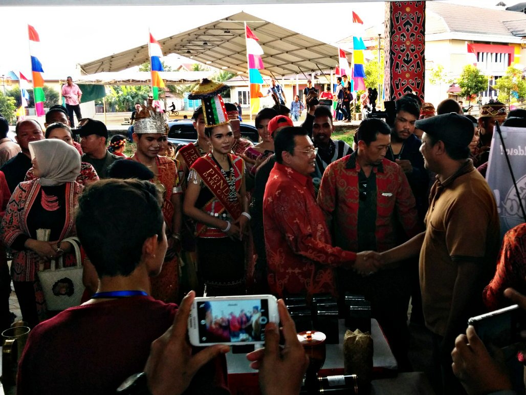 SaungPetani's tweet photo. Kopi #bahenap dapat apresiasi Gubernur Kalbar di booth @siarsampan #KongresDayakInternasional #RumahRadakng https://t.co/WQo1BHhv56