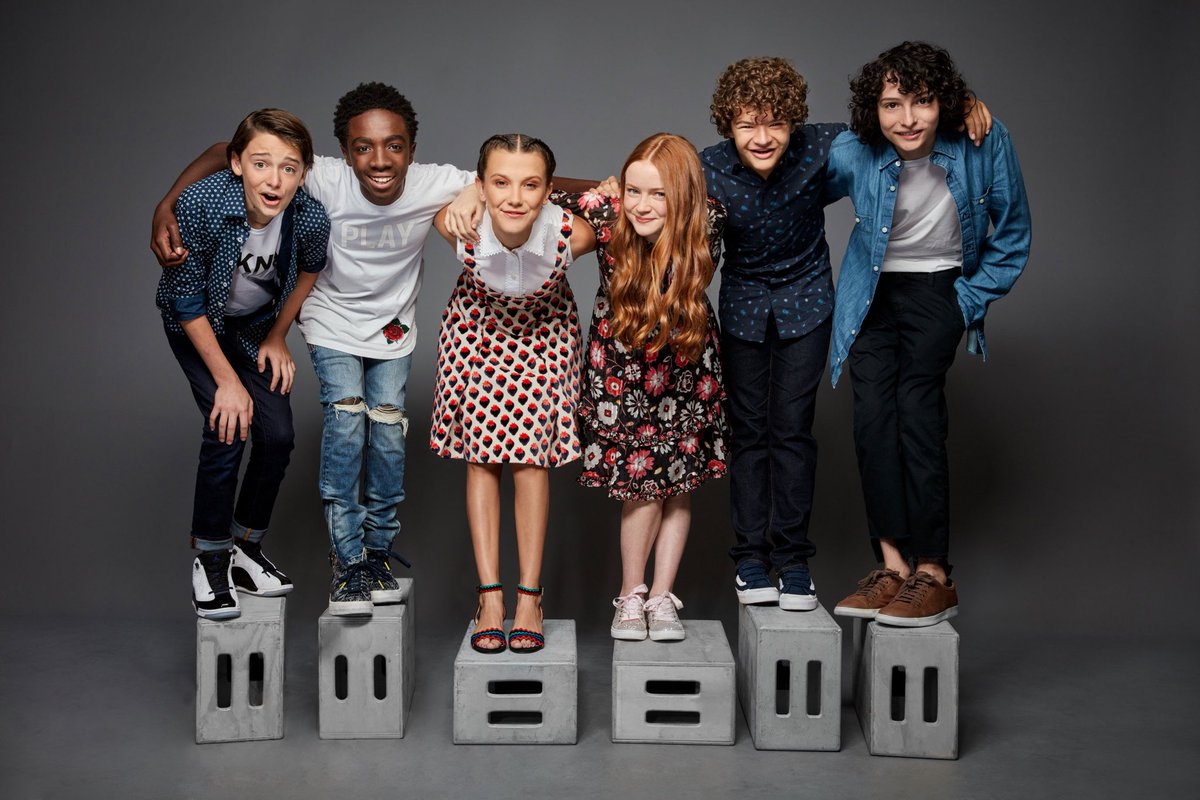 KarollinaOk's tweet photo. 📸 HQ | Portrait de Millie e elenco de Stranger Things realizado na SDCC nesse final de semana.
#StrangerThingsSDCC #SDCC https://t.co/z7scicLKPZ