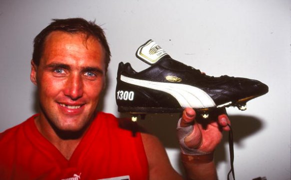 Explaining How There Is Only, Really, One Tony Lockett. via <a href="/damopeck/">𝑫𝒂𝒎𝒊𝒆𝒏 𝑷𝒆𝒄𝒌</a> thefiftyfooty.com/2017/05/20/exp…