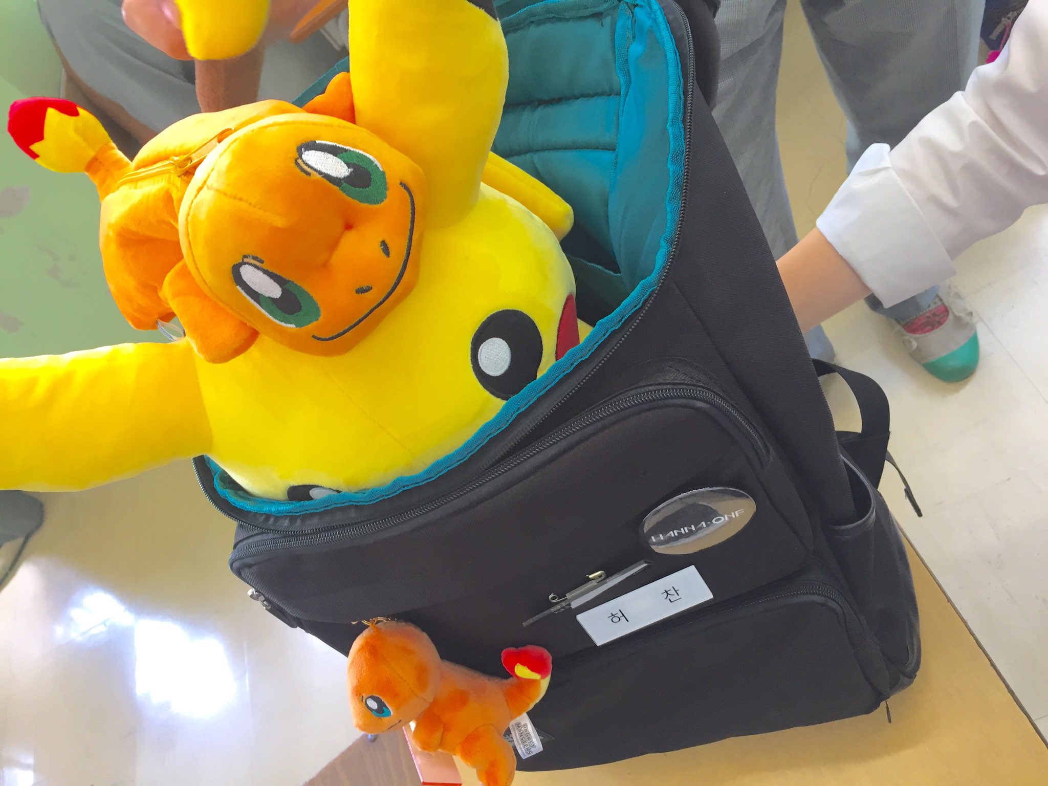 Momohaha 学校にヒトカゲの筆箱とピカチュウのでっかいぬいぐるみだけもって 遅刻するやつ初めてみた ポケモン 君にきめた T Co U2shvbolfc Twitter