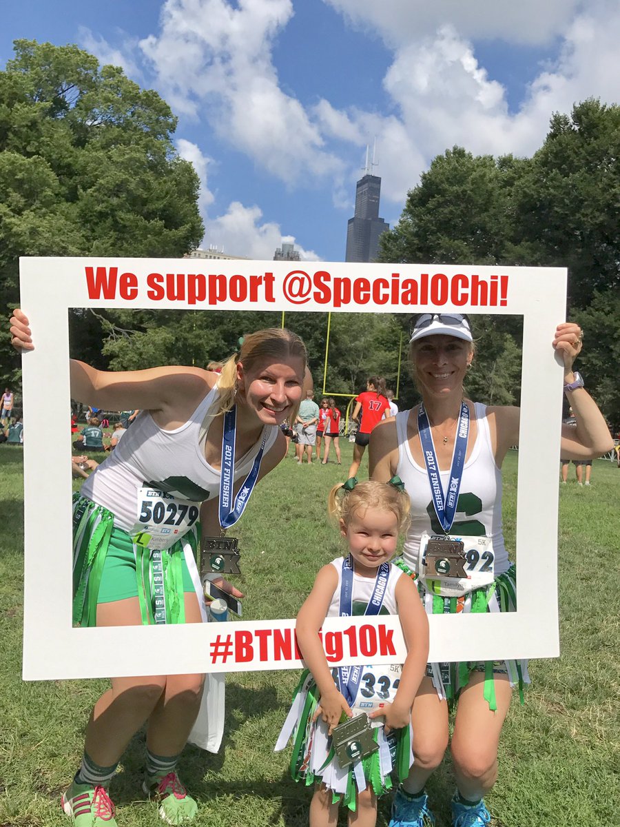 Readingmom201's tweet photo. @BigTenNetwork, Thanks for the awesome race. Great family time, fun, and supporting Special Olympics! Go Green - Go White! #BTNBIG10KCONTEST https://t.co/zjE5RNAW0U