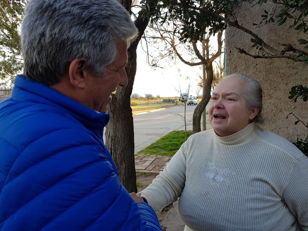 claudiojpoggi's tweet photo. La tarde del Domingo me encontró en UNION. Caminata visitando familias que nos abrían las puertas de sus hogares. Gracias, muchas gracias https://t.co/w6HNIuJfiN