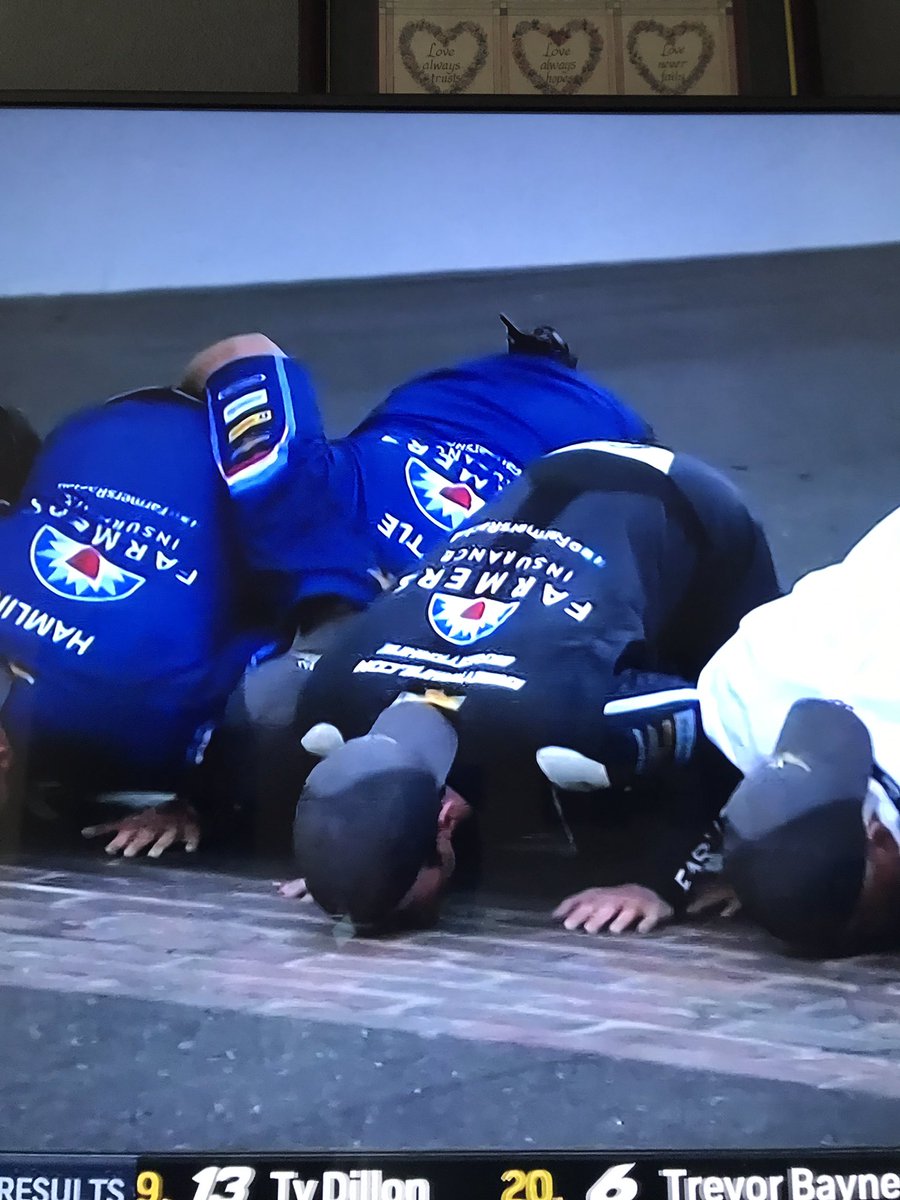 Mikejthompson9's tweet photo. @kaseykahne "Kisses the Bricks" #brickyard400 #winner #NASCAR #FARMERS5 https://t.co/bfORJEO87r