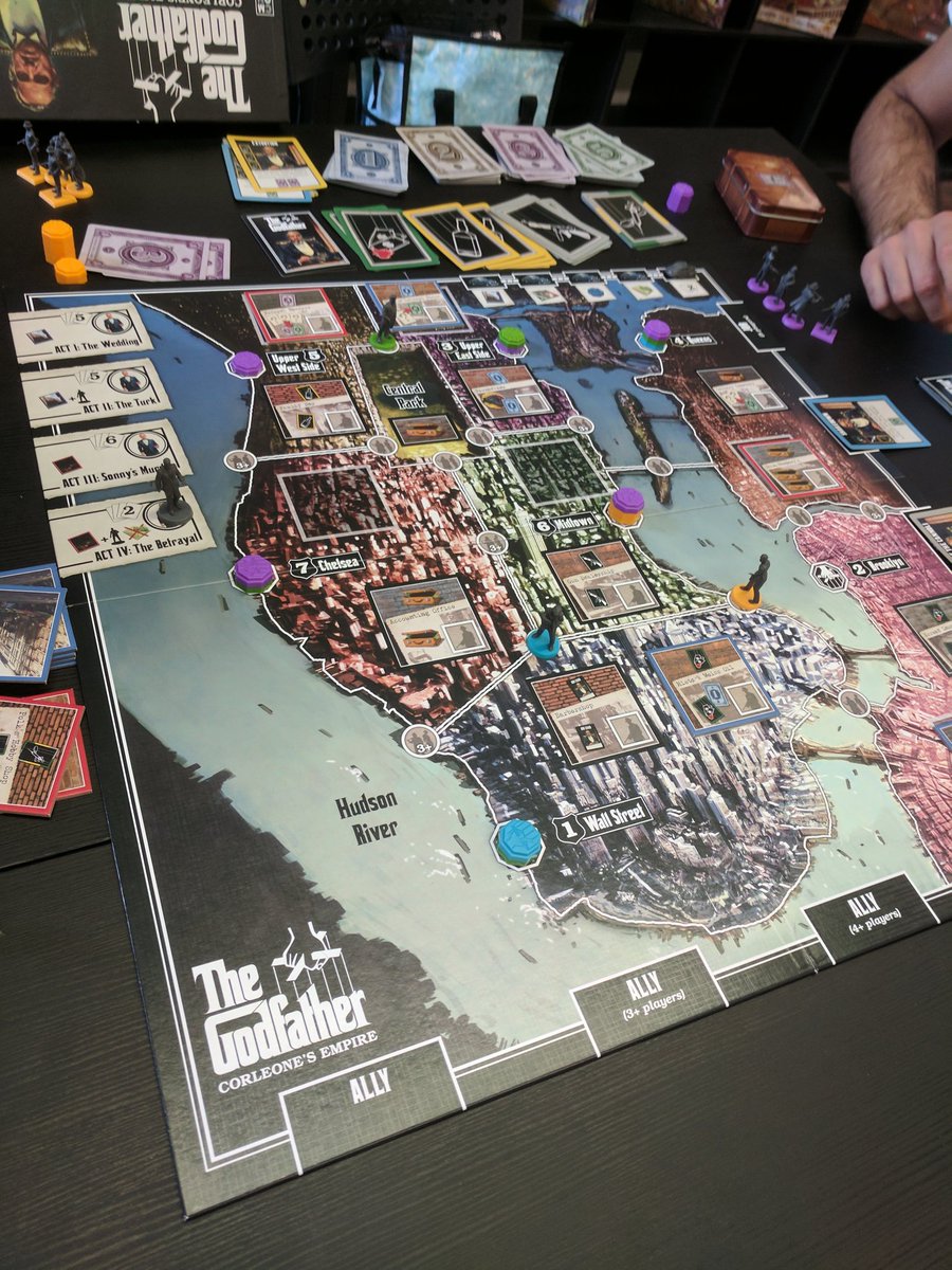DoesNothingGame's tweet photo. Had a chance to play The Godfather by @eric_lang and @CMONGames it was excellent. Easy to learn and lots of fun. Would recommend. https://t.co/PTdwRUyCHx