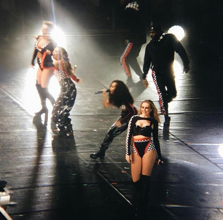 PortalLMBRA's tweet photo. As meninas no palco hoje #MTVHottest Little Mix https://t.co/hPHwiUOJHu