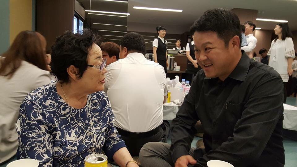 어제 별세한 일본군 성노예제 피해자인 김군자 할머니 빈소에 방송인 김구라 씨도 다녀갔다는거 알려 드려요.아들과 함께 왔답니다.조문 후 이용수 할머니와 이야기 나누는 모습이에요.다들 알겠지만 꾸준하게 나눔의집에서 봉사하고 기부도 하는 님이 고맙습니다.