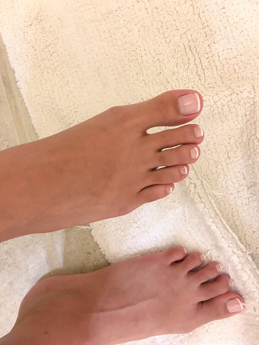LeylaLuxee's tweet photo. #RT if my feet are so sexy https://t.co/5PXbz8KMm9