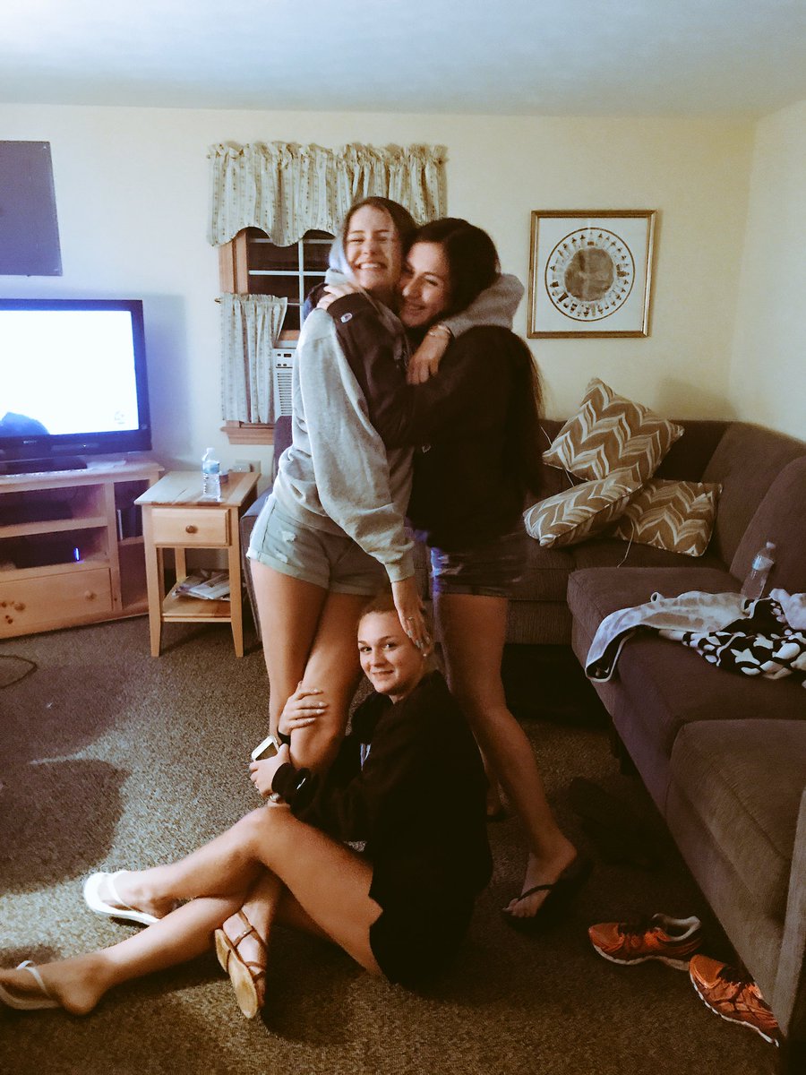 mackenziecj7's tweet photo. when u say you're going to put on sweatshirts &we come out all in our college sweatshirts ๐ข๐ข #gettingsoold @cassidy_gould @hailey_demers https://t.co/OaKiBPr8Zh