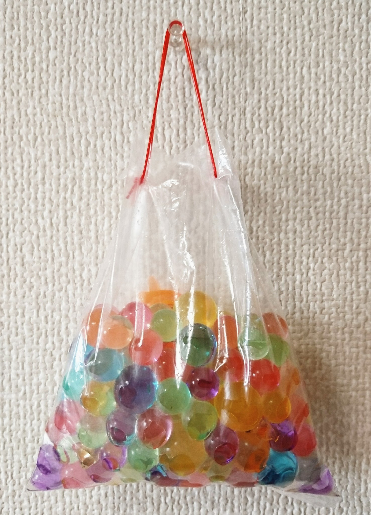 まめしば お祭りで娘がすくってきたスーパーボールに似てるけど別物のこれの使い道が全くわからない 少し力を入れると割れるから 袋から出して遊ばれると片付けが大変そう 眺めとくだけならきれい ぷよぷよすくい T Co Inyjibb1a8 Twitter