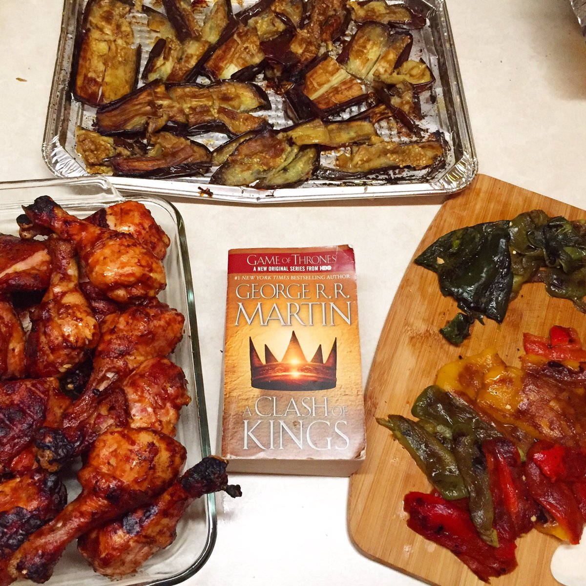ravenousreads's tweet photo. Sunday night feast! #AClashofKings #GameofThrones https://t.co/0rmwvDXc34