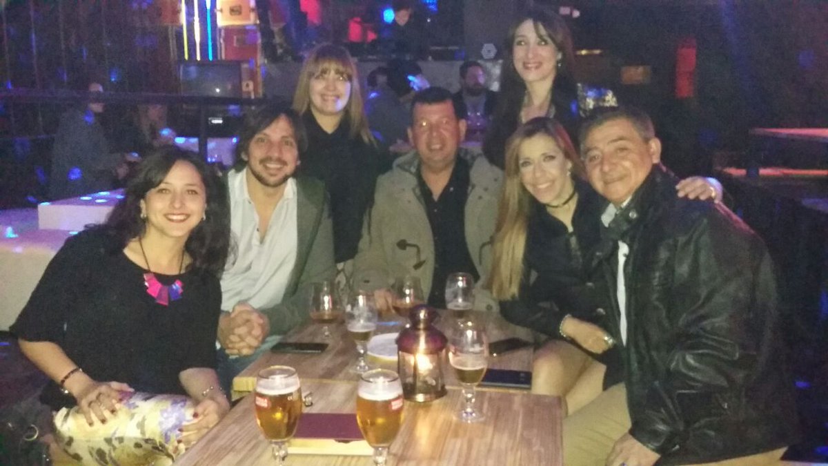 2010Clauhot's tweet photo. #Borgues#Amigos#Sábado 💋👢👗😍 https://t.co/7FJ7AJIW16