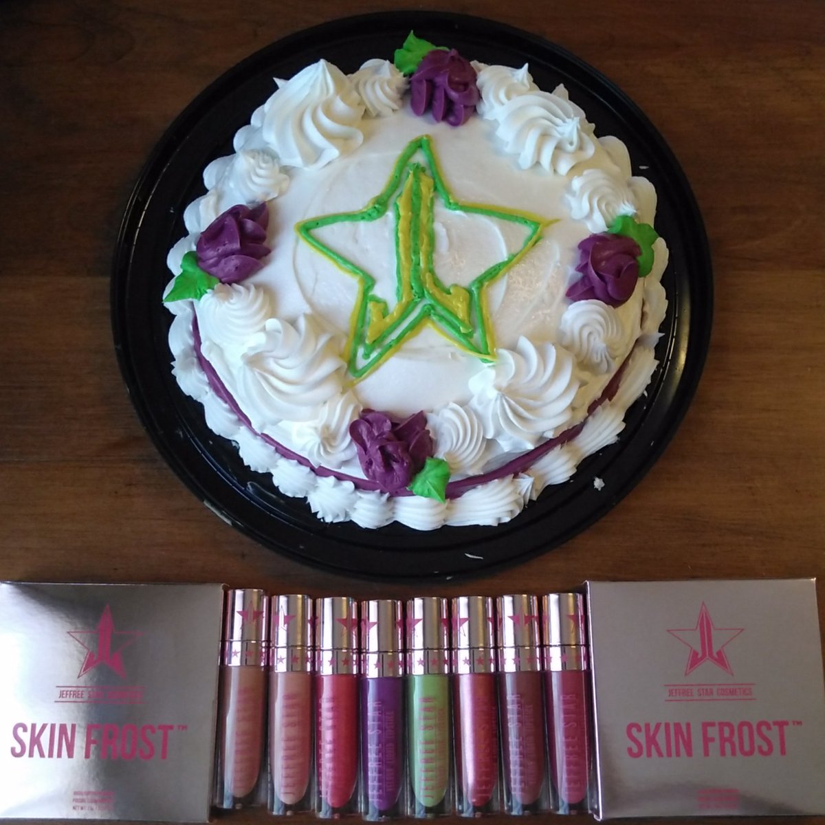 jessica232310's tweet photo. My Jeffree star birthday cake😍🎉🎊🎂
#jeffreestarcosmetics #jeffreestar #chromecollection @JeffreeStar the lady at the bakery tried her best😂💕 https://t.co/KA7kRwzGYi