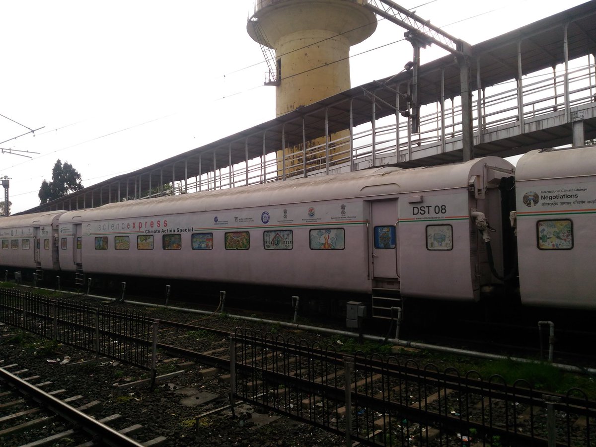 rrptweets's tweet photo. #ScienceExpress at #Nashik Road Railway station https://t.co/vq1z6kb58y