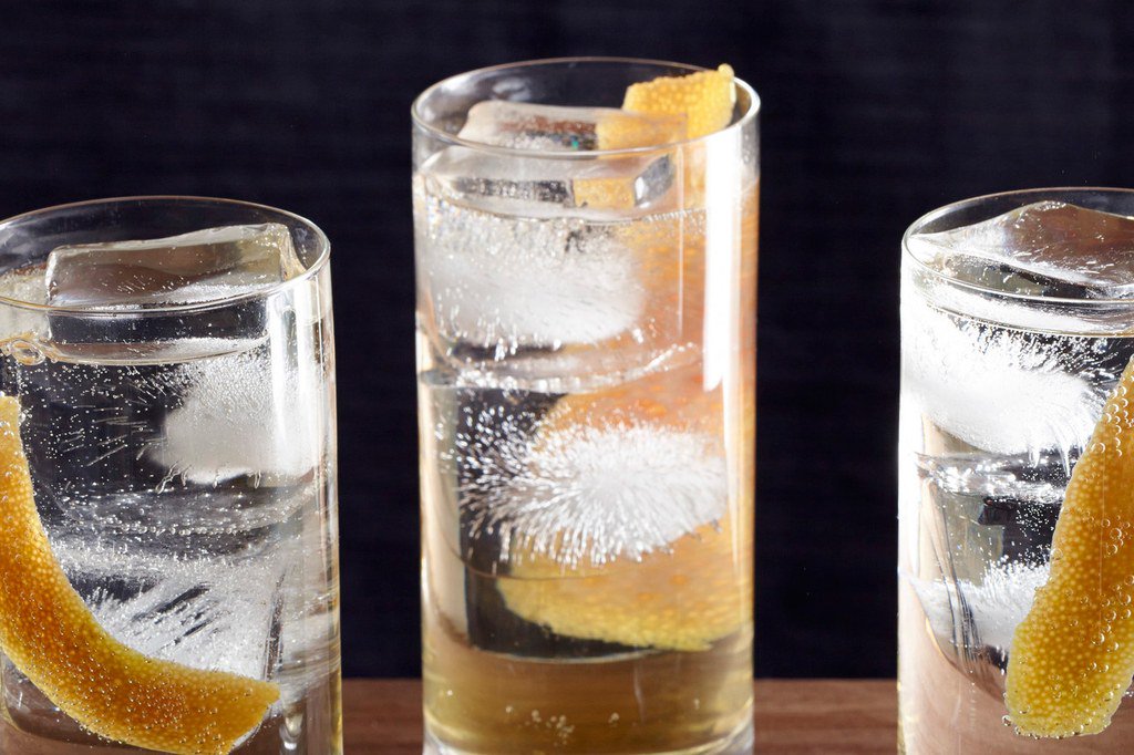 epicurious's tweet image. What's the real difference between club soda, sparkling water, and tonic? trib.al/lPaZIFD