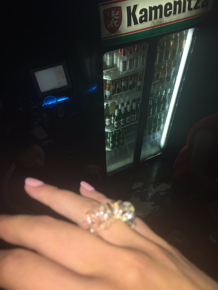 heddsan's tweet photo. Thank god im getting married tomorrow #byebyehoelife #hellophil https://t.co/lv2cWCBb1q