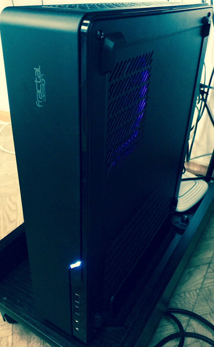 ss_korol's tweet photo. My new upgrade has arrived. Node 202 case is amazing. #node202 #fractaldesign #corei7 https://t.co/tMK8l9L1Zt
