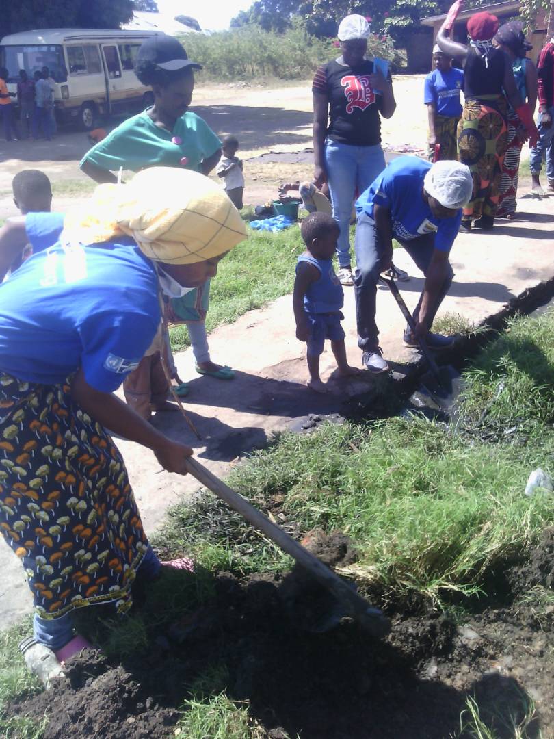 UNVMalawi's tweet photo. #UniversityScheme showing progress, @mzuni1 volunteers cheered refugees and cleaned the surrounding at Karonga Camp #V4globalGoals https://t.co/zmQYcbPp9O