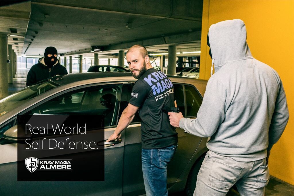 KravMagaAlmere's tweet photo. Bij Krav Maga Almere trainen we op technieken om jezelf te verdedigen tegen bedreigingen met stokken, messen of pistolen #kravmagaalmere https://t.co/paAjV8yN2i