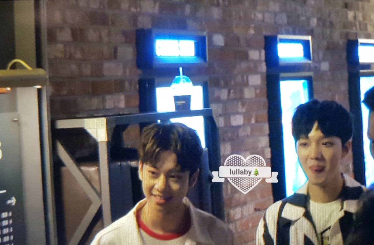 951225lullaby's tweet photo. 170724 시사회 퇴근 프리뷰🍅 꾸벅 인사하고 떠나던 찰나의 영민이 동현이 

#임영민 #김동현 #MXM #엠엑스엠 https://t.co/EOZx2Z7vme