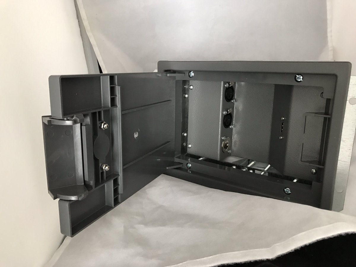 avplates's tweet photo. #happymonday all, here is one of our #avplates #floorbox with #xlr #rj45 #hdmi #avtweeps #liveinstall #uksmallbiz https://t.co/0L8HXGA7dX