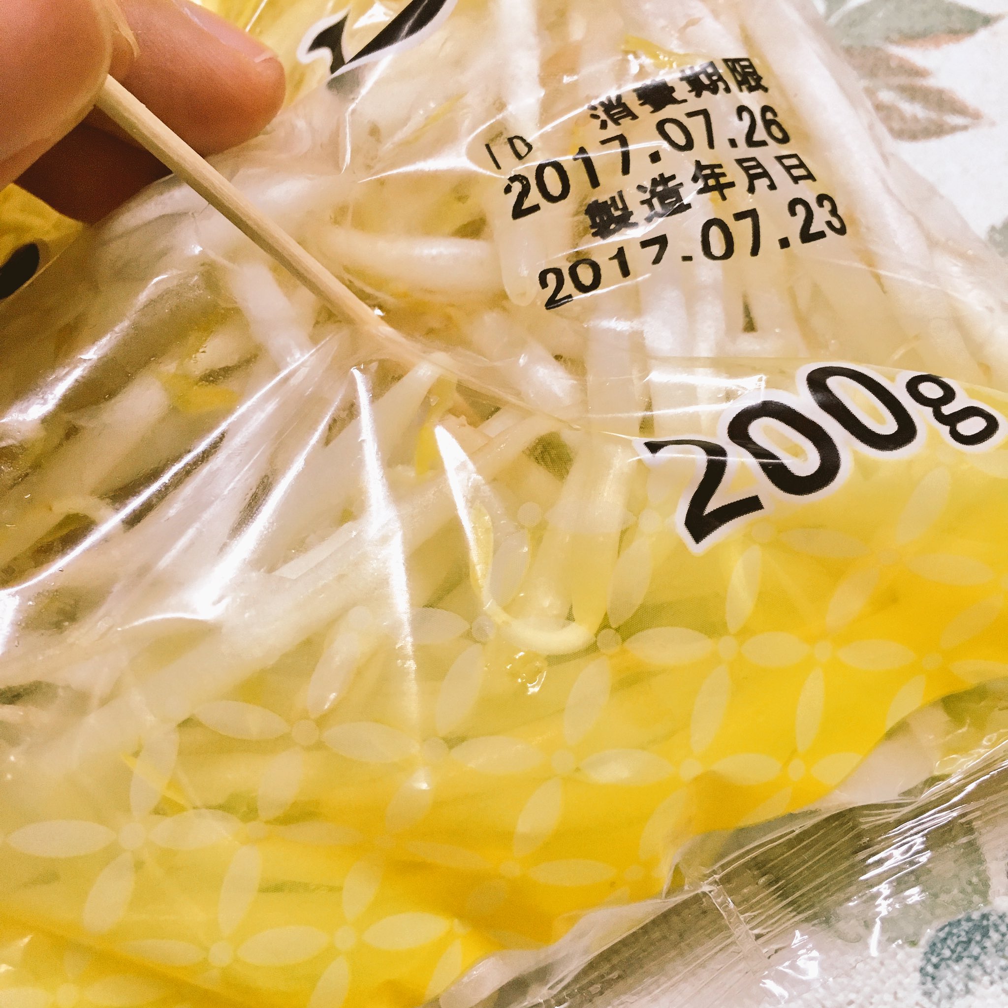 ながよ 栄養学を学んでた弟からの豆知識 もやしって 冷蔵庫入れる前に 爪楊枝で数ヶ所穴を空けておかないと直ぐ 翌日 痛む らしい 痛むと酸っぱい臭いが仕始めて これ炒めても煮ても酸っぱい臭い取れないらしい 知らなかった T Co