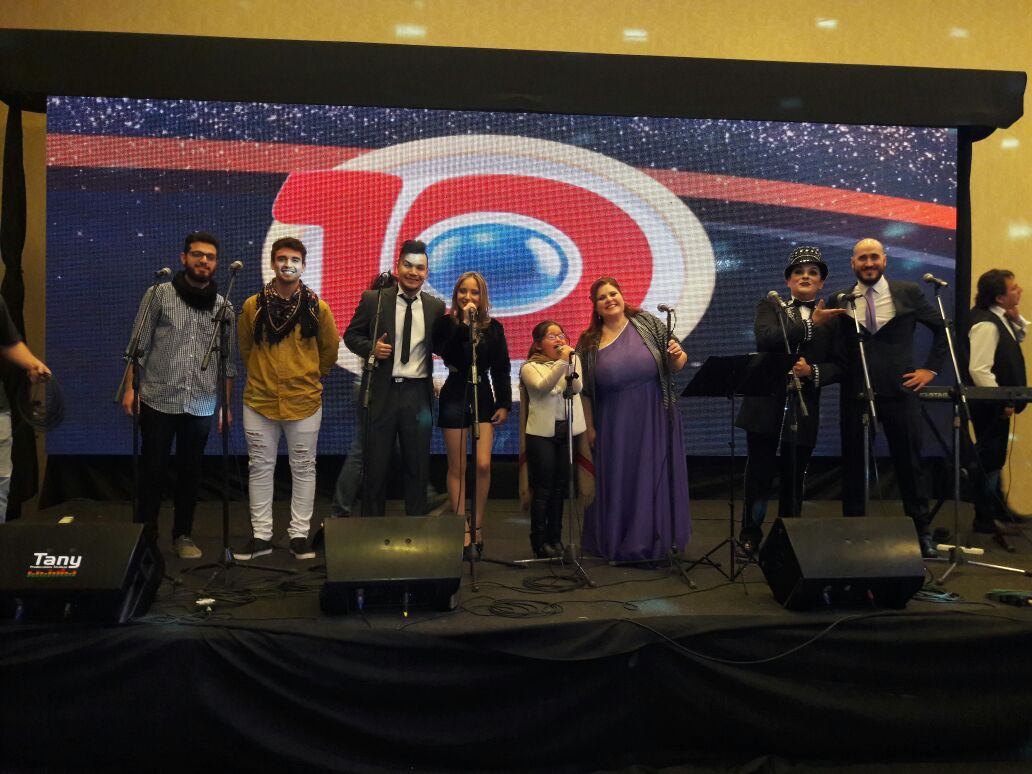 CauseMusica's tweet photo. Anoche cantando en el cumpleaños N° 51 de #Canal10!! https://t.co/UxVAFSGsp3
