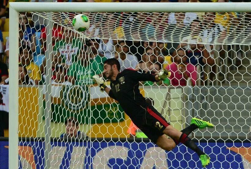 Jossanchez1's tweet photo. @martinolimx cuantas más de @jesuscorona01 como para que critiques lo mal portero que es. Viejo #YaRetirateCorona https://t.co/UZv5f0c8Zc