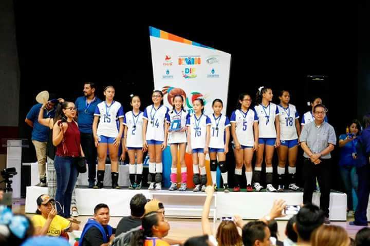 VipVoli's tweet photo. 2 medallas de plata p/ #Xalapa Festival Nacional en Dgo. Ambos equipos dejaron el alma en cancha abrazo a todas las niñas #SoyVipSoyGrande https://t.co/f3sZD2SQgu