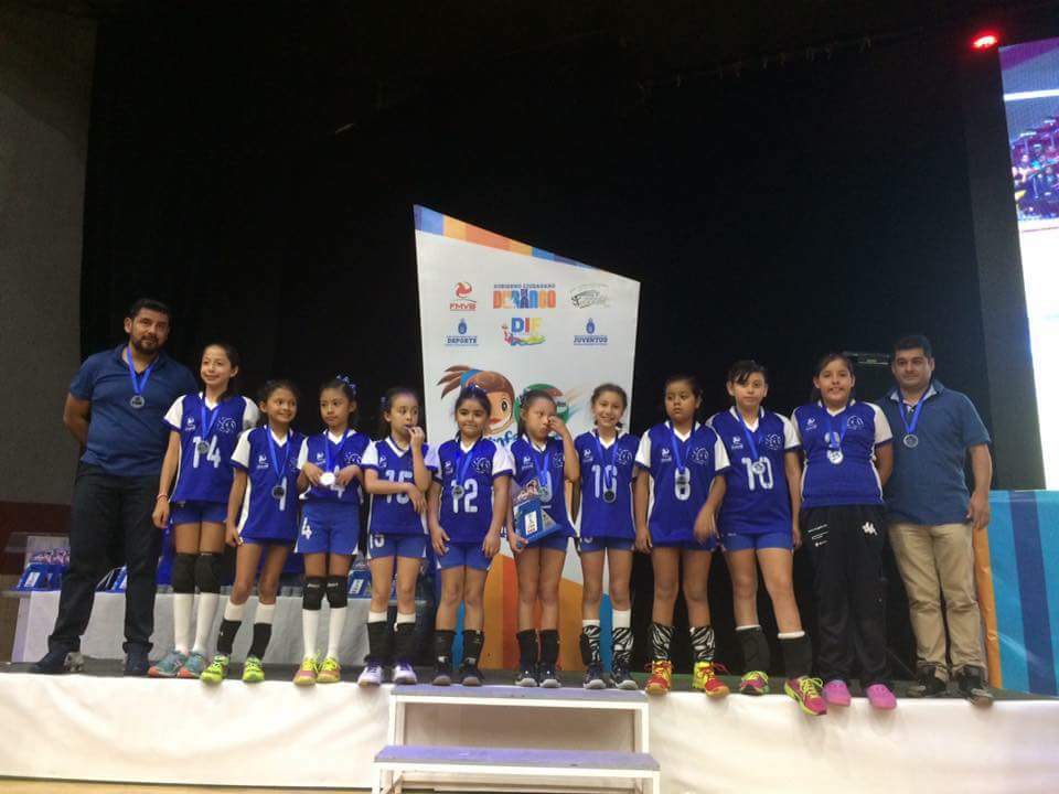 VipVoli's tweet photo. 2 medallas de plata p/ #Xalapa Festival Nacional en Dgo. Ambos equipos dejaron el alma en cancha abrazo a todas las niñas #SoyVipSoyGrande https://t.co/f3sZD2SQgu