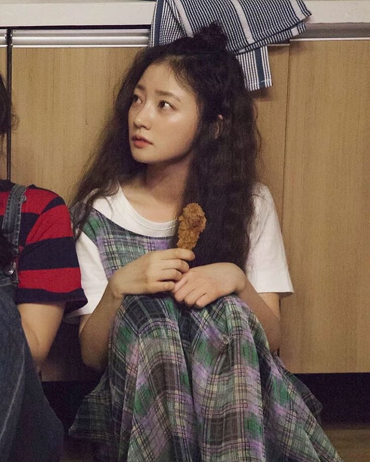 songhayoonpics's tweet photo. song ha yoon is life chicken is life rt if true https://t.co/qGuRAwMxKV