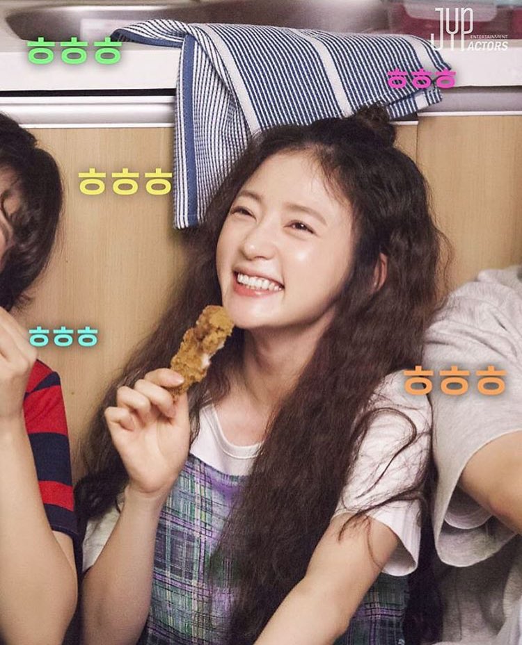 songhayoonpics's tweet photo. song ha yoon is life chicken is life rt if true https://t.co/qGuRAwMxKV