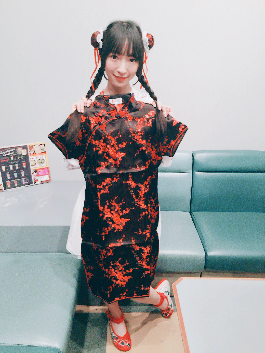 宮脇舞依 まいまい Krd8 海外逃亡から帰ってきた学友がお土産でめっちゃ可愛いチャイナ服と髪飾りをプレゼントしてくれたよ お揃いの靴はまいまいからのプレゼント 奇跡的に選んだ系統がドンピシャで感動してるよ