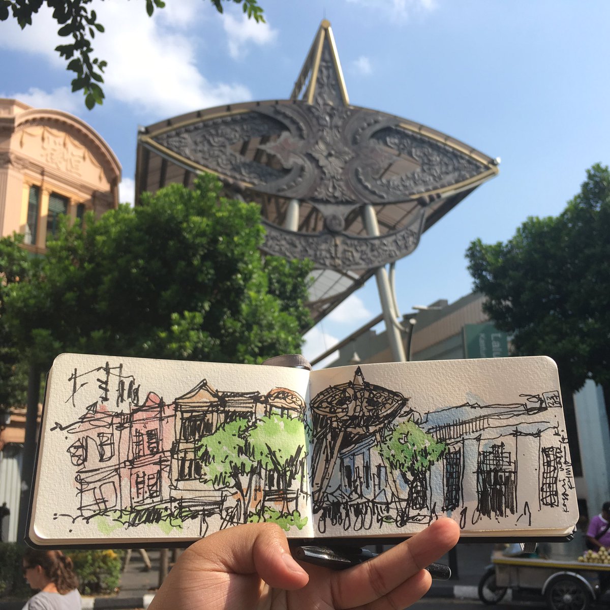 kymioflario's tweet photo. Public space tak berapa nak public di KL bila dilarang berseni di Pasar Seni. Nak sketching diam2 menghayati pun kena halau. 🤦🏼‍♂️ https://t.co/7QsKA9HF5E