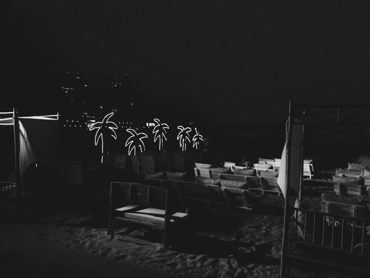 OceanObsessions's tweet image. Black and white