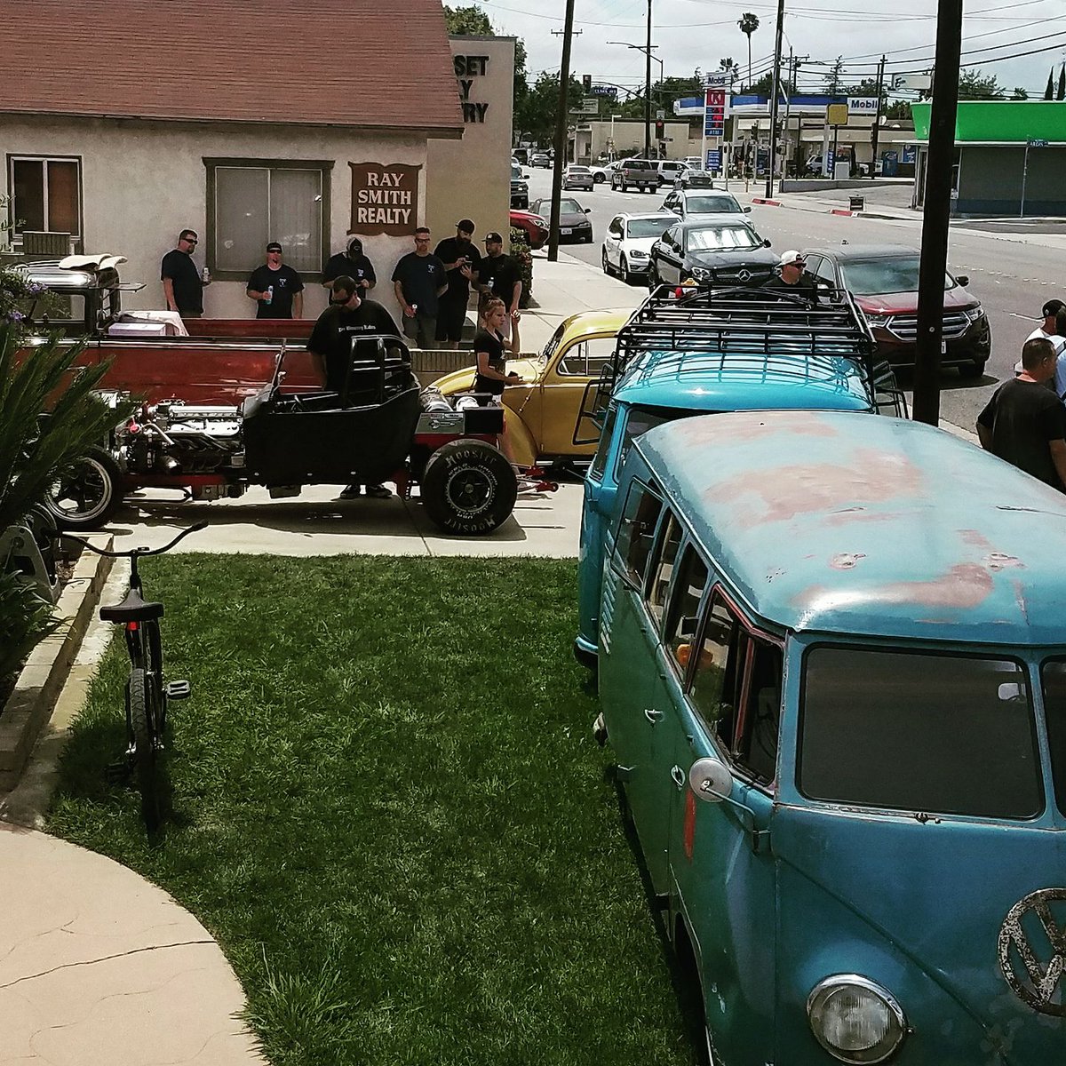 BadDaddyBraddy's tweet photo. Car Show at BBQ Pips #BadDaddyBraddy #BradSaxton #SaxtonRatMod #RatMod #RatRod #NHRA #Racing #BuiltNotBought #AmericanBuilt #FastestInLB https://t.co/2LnTOVCaY4