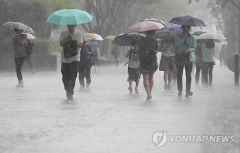 AsiaToday_News's tweet photo. 태풍경로 '노루' 최대 풍속 35m 강풍 동반…현재 위치는? https://t.co/HHr9n2algt https://t.co/JPOT0FdzNV