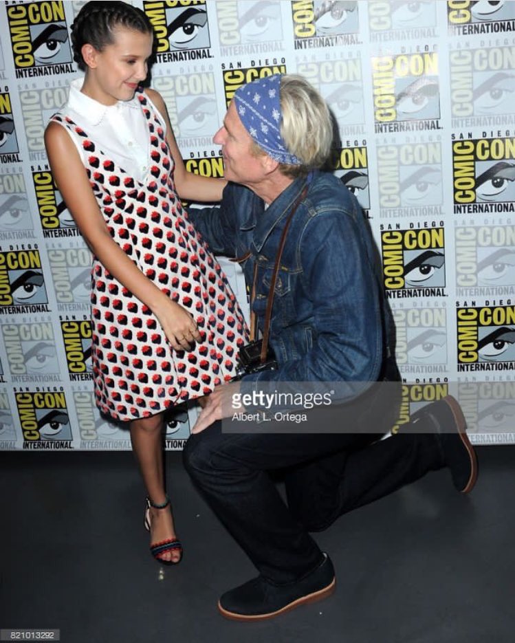 stbrfanclub's tweet photo. Millie Bobby Brown (na foto, Matthew Modine) via Twitter: "te amo, papa 💙" #StrangerThingsSDCC https://t.co/gnrHO38qKK