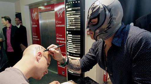 619ReyWWERPG's tweet photo. Dando autógrafos para meus fãs 
#IamLucha https://t.co/RM89oqv3aH
