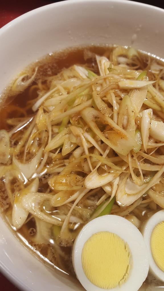 jzx100kotomi's tweet photo. 今日のことみのランチ☀🍴は、辛いネギらーめん🍜🍥と、炙りチャーシュー🐷🔥ご飯🍚🍴です(*^^*ゞ😷

あんまり食欲ないけど、早く風邪を治したい🙏

チャーシュー🐷🔥炙りご飯には、ニンニク生姜をすりおろしたタレをかけました。

頂きます🍴🙏🍜 https://t.co/cELZgljEDx