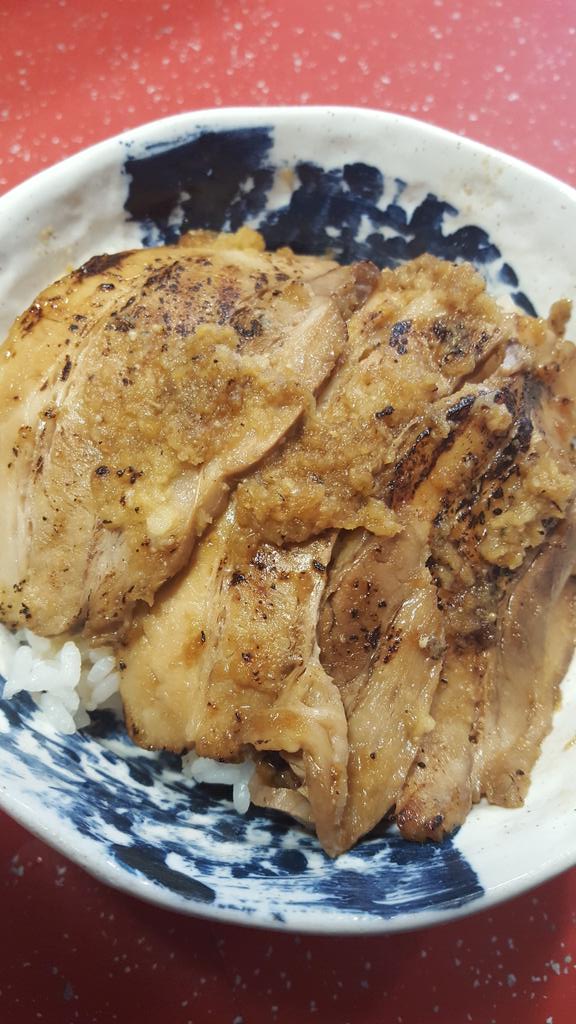 jzx100kotomi's tweet photo. 今日のことみのランチ☀🍴は、辛いネギらーめん🍜🍥と、炙りチャーシュー🐷🔥ご飯🍚🍴です(*^^*ゞ😷

あんまり食欲ないけど、早く風邪を治したい🙏

チャーシュー🐷🔥炙りご飯には、ニンニク生姜をすりおろしたタレをかけました。

頂きます🍴🙏🍜 https://t.co/cELZgljEDx