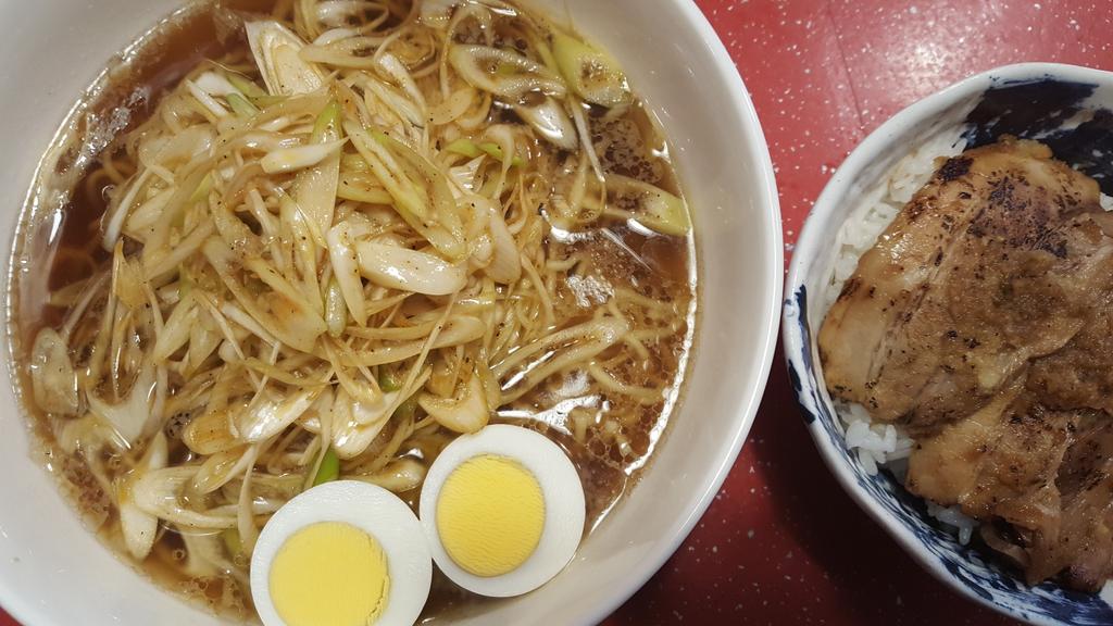 jzx100kotomi's tweet photo. 今日のことみのランチ☀🍴は、辛いネギらーめん🍜🍥と、炙りチャーシュー🐷🔥ご飯🍚🍴です(*^^*ゞ😷

あんまり食欲ないけど、早く風邪を治したい🙏

チャーシュー🐷🔥炙りご飯には、ニンニク生姜をすりおろしたタレをかけました。

頂きます🍴🙏🍜 https://t.co/cELZgljEDx